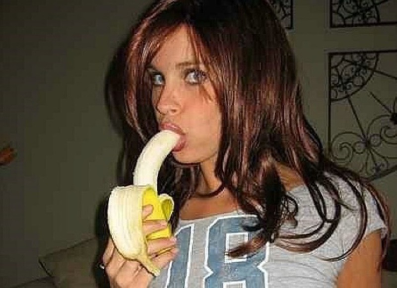Фото Девушки С Приложенным К Песне Бананом