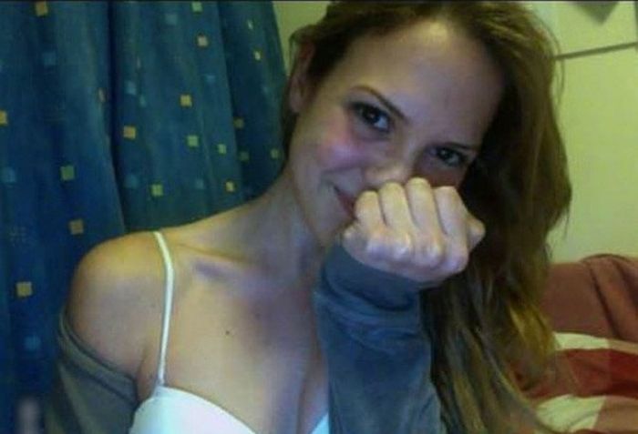 По просьбе незнакомца молодая блондинка на вебкамеру показывает сексуальную фигуру