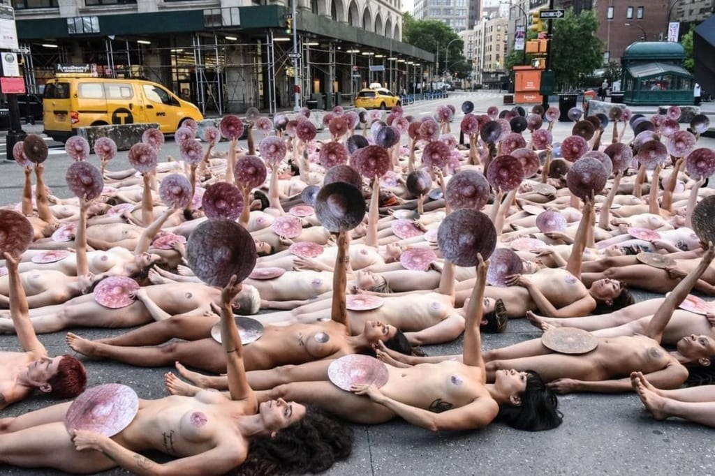 【画像】instagramで乳首を見せたい女性達、街中で全裸になりとんでもない抗議活動 ポッカキット 0534