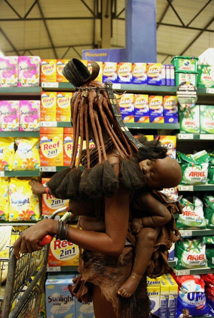 ”世界で最も美しい裸族” 、ヒンバ族がスーパーで買い物してる（画像） ポッカキット 5360