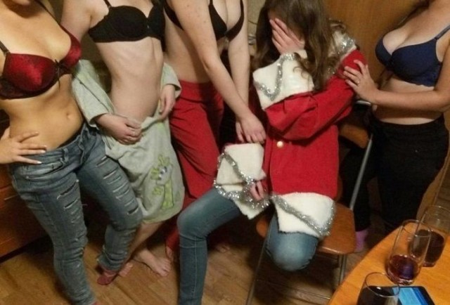 【画像】10代少女、レズビアンたちの「新年を祝うパーティー」がエロすぎる ポッカキット