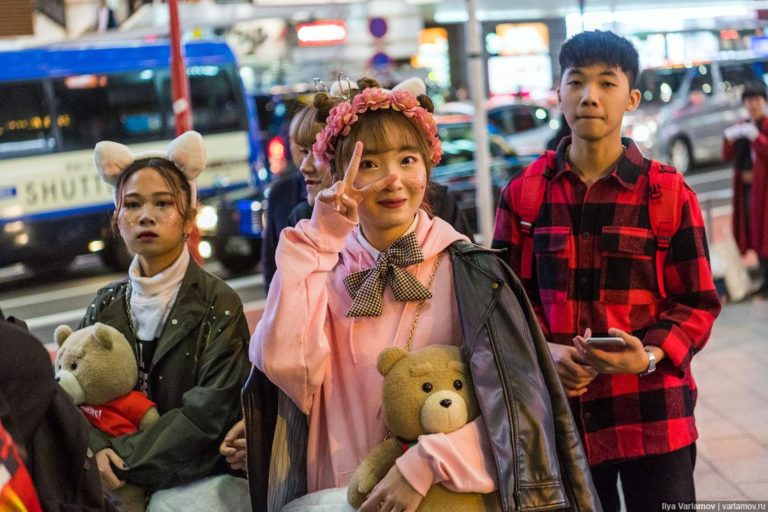 【画像】海外サイトで公開されてた「渋谷ハロウィン」のヤリチンとヤリマン… ポッカキット