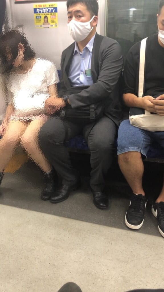 【画像あり】電車でエッッッロい恰好した女の子が寝てしまった結果・・・ ポッカキット