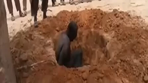 【閲覧注意】アフリカにある「入ったら必ず死ぬ穴」、怖すぎる・・・衝撃映像