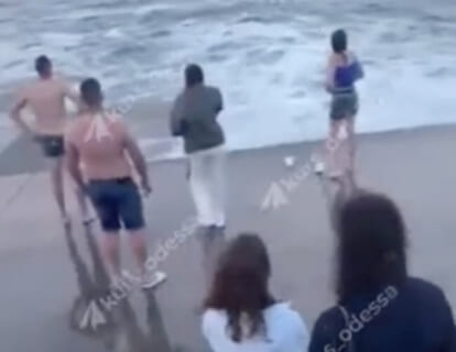 【衝撃映像】荒れ狂う海を見に行った女の子、記念撮影中に波にさらわれ死亡・・・