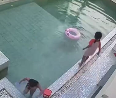 【閲覧注意】金持ちの家のプールで撮影された幼女2人の動画、怖すぎる