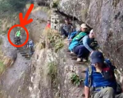 【閲覧注意】落ちたら100％死ぬ中国の登山道に「せっかちな人」が挑んだ結果…（動画あり）