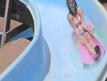 【動画】巨乳の女の子、ウォータースライダーでおっぱい丸出しになってしまうｗｗｗ