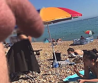 【動画】美女だらけのヌードビーチに行った男性、チ○コ小さすぎて屈辱を受けてしまうｗｗｗｗｗ