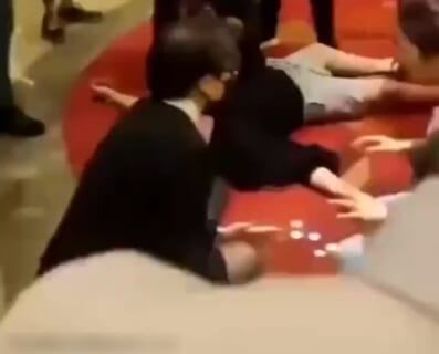 【衝撃映像】カジノのジャックポットで6億円を獲得した男性、ショックで即死してしまう