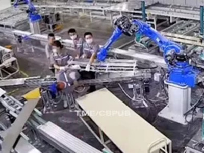 【閲覧注意】中国の工場でロボットが人間を殺し始めている。たった30秒で2人が潰される瞬間…（動画）
