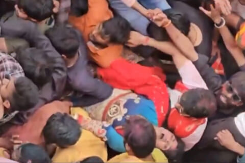 【閲覧注意】インドで群衆雪崩、120人死亡。その ”ド真ん中” を上空から撮影した映像がヤバスギル…
