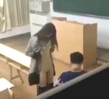 【ガチ動画】女教師さん、放課後の教室で裸になって男子生徒を誘惑してしまう…