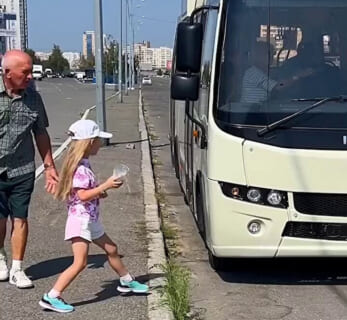 【衝撃】幼女がバスの運転手にケンカを売ってしまった結果・・・（動画あり）