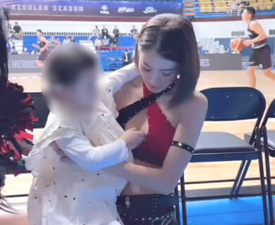 【動画】バスケの女子チアリーダー、クソガキにおっぱい揉まれて感じてしまうｗｗｗｗｗｗ