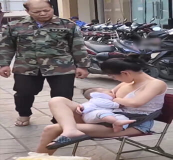 【動画】街中で授乳してる巨乳人妻を見たおっさん、我慢できなくなってしまうｗｗｗｗｗｗ