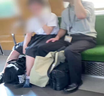 日本の男性教師が電車内で女子生徒に痴漢している動画が話題に。これはやばい