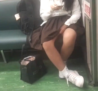 【衝撃映像】女子生徒、電車内でオ○ニーしてしまい晒されるｗｗｗｗｗｗ