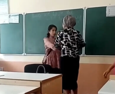 【閲覧注意】先生に怒られてる女子中学生。この後マジでヤバい事が起こります・・・（動画あり）