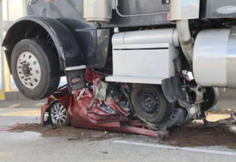 【閲覧注意】トラックにぺしゃんこにされた車の中、こうなってるらしい…（画像あり）