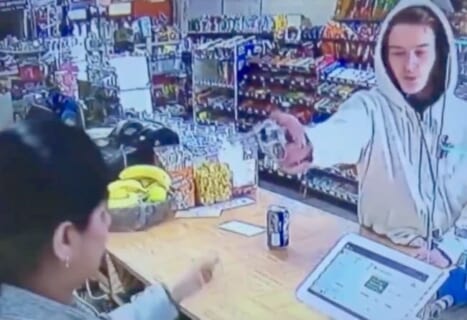 【衝撃映像】強盗、銃を見せて脅した女店員が “最強の女店員” だった結果…