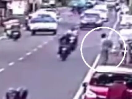 【衝撃映像】バイカー、運転中キチガイにぶっ殺される・・・・・・